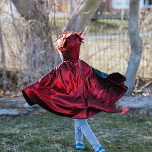 kostim-zmaj-ogrtac-s-kapuljacom-metalik-crvenivel3-4-god-gre-57042-34530-gp_463139.jpg