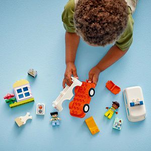 lego-kocke-duplo-kola-hitne-pomoci-i-vozac-10447-2god-72676-47896-ap_419314.jpg