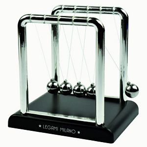 njihalo-newtons-cradle-9x9x75cm-legami-615195-81202-so_1.jpg