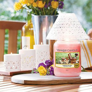 svijeca-mirisna-yankee-candle-classic-medium-garden-picnic-1-75802-lb_3.jpg