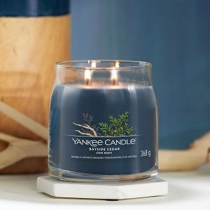 svijeca-mirisna-yankee-candle-signature-medium-bayside-cedar-29030-54792-lb_4.jpg