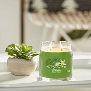 svijeca-mirisna-yankee-candle-signature-medium-vanilla-lime--80629-54799-lb_4.jpg